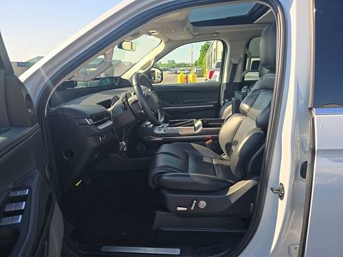 Used 2025 Lincoln Navigator Reserve AWD/4WD image 6