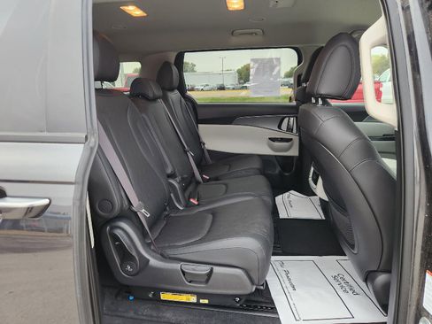 Used 2024 Kia Carnival LX image 26