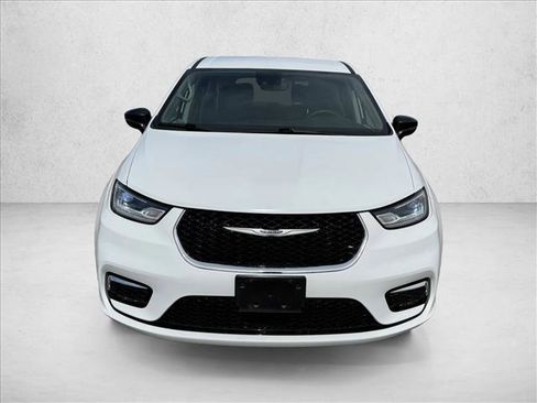 Used 2024 Chrysler Pacifica Touring-L FWD image 2