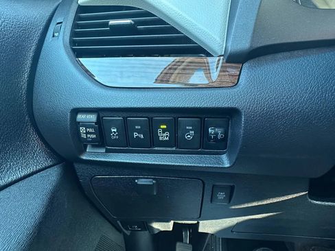 Used 2015 Toyota Sienna Limited image 11