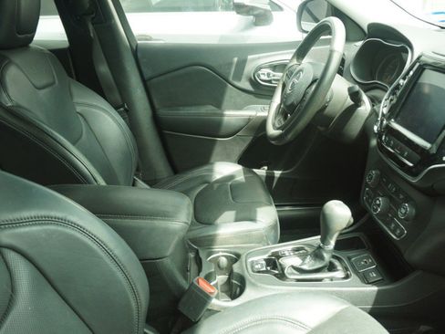 Used 2019 Jeep Cherokee Limited w/ Luxury Group FWD image 9
