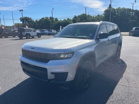 Used 2025 Jeep Grand Cherokee L Altitude RWD image 3