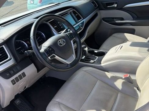 Certified 2018 Toyota Highlander XLE w/ Carpet Mat Package (TMS) AWD/4WD image 18