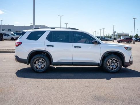 Used 2025 Honda Pilot TrailSport image 8