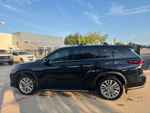 Used 2024 Toyota Highlander Platinum FWD image 8