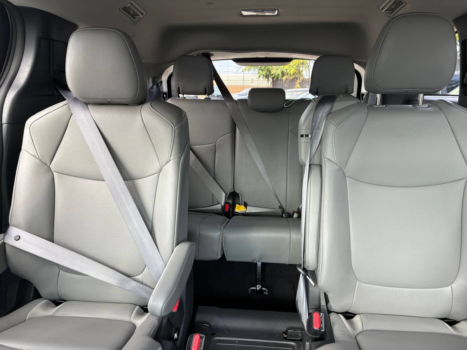 Used 2025 Toyota Sienna XLE FWD image 34