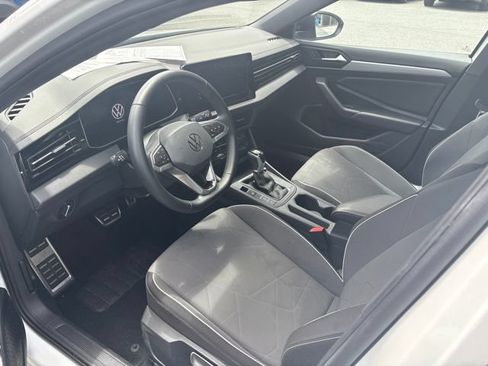 Used 2025 Volkswagen Jetta Sport FWD image 3