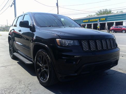 Used 2018 Jeep Grand Cherokee Altitude AWD/4WD image 9