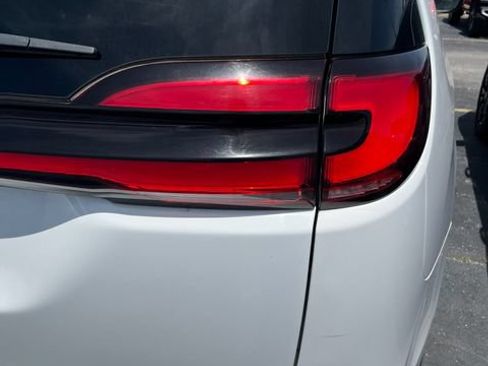 Used 2023 Chrysler Pacifica Touring-L FWD image 4