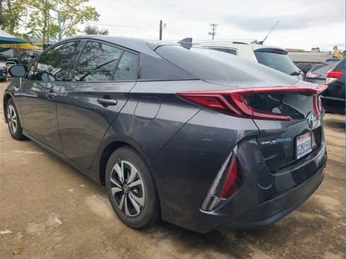Used 2017 Toyota Prius Prime Premium image 3