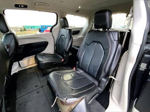 Used 2019 Chrysler Pacifica Touring-L image 20