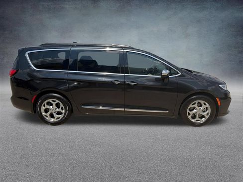 Used 2023 Chrysler Pacifica Limited FWD image 6