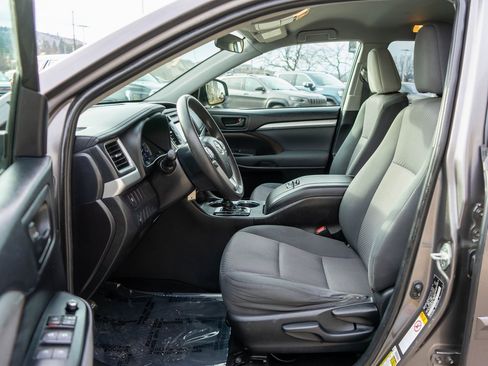 Used 2019 Toyota Highlander LE image 11