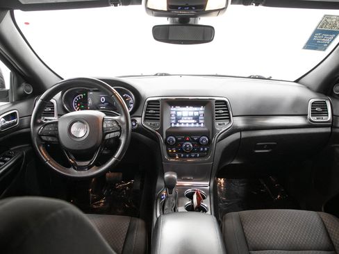 Used 2019 Jeep Grand Cherokee Laredo AWD/4WD image 17