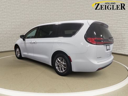 Used 2024 Chrysler Pacifica Touring-L FWD image 7