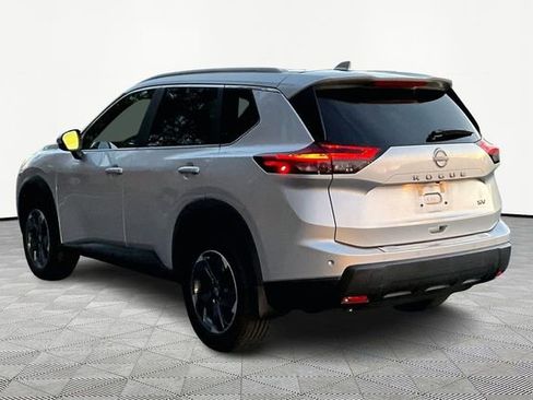 Used 2024 Nissan Rogue SV w/ SV Premium Package image 4