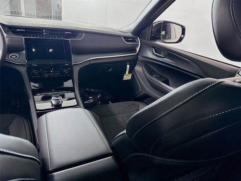 New 2025 Jeep Grand Cherokee L Altitude image 17