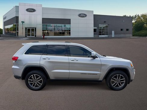 Used 2019 Jeep Grand Cherokee Laredo w/ Security & Convenience Group AWD/4WD image 10