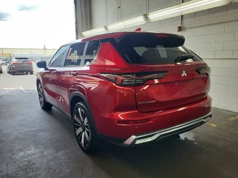 Used 2025 Mitsubishi Outlander SE FWD image 2