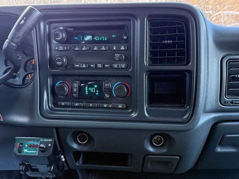 Used 2004 Chevrolet Silverado 2500 LS image 18