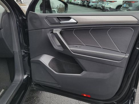 Used 2022 Volkswagen Tiguan SE w/ Panoramic Sunroof Package image 35