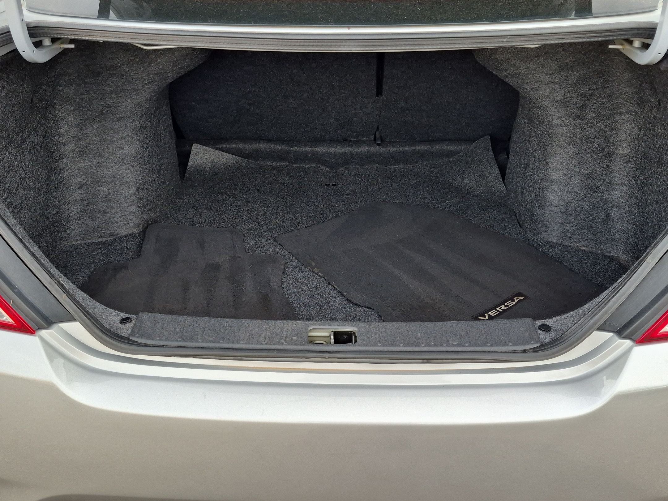 Used 2018 Nissan Versa SV FWD image 7