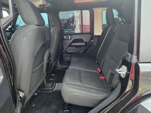 Used 2018 Jeep Wrangler Unlimited Sahara image 12