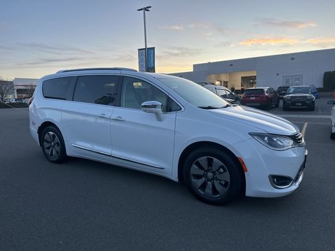 Used 2018 Chrysler Pacifica Limited w/ Advanced Safetytec Group image 2