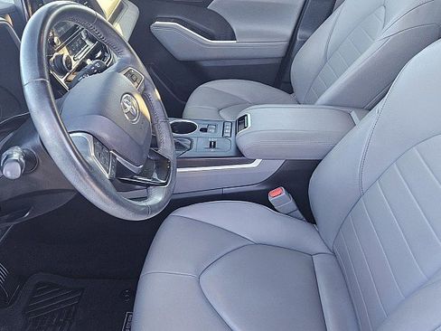Used 2020 Toyota Highlander XLE image 10