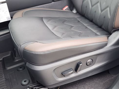 New 2026 Nissan Pathfinder Platinum FWD image 18