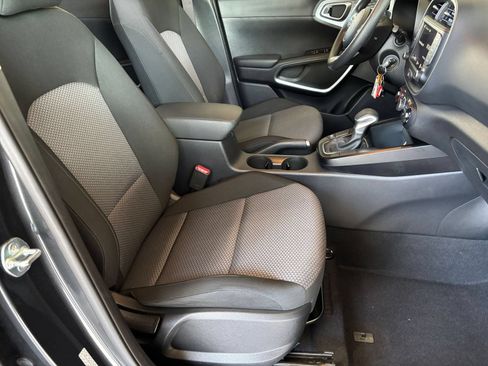 Used 2025 Kia Soul LX w/ LX Technology Package FWD image 34