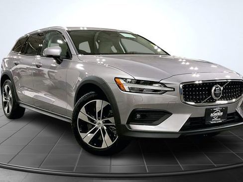 New 2026 Volvo V60 B5 Cross Country Plus w/ Climate Package AWD/4WD image 3