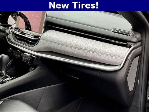 Used 2024 Jeep Compass Latitude image 27