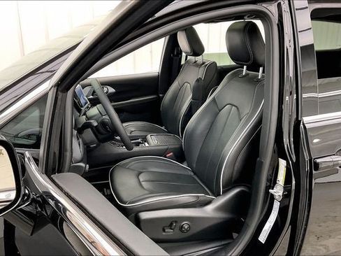 Used 2026 Chrysler Pacifica Limited FWD image 8