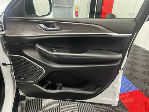 Used 2023 Jeep Grand Cherokee 4WD 4xe image 12