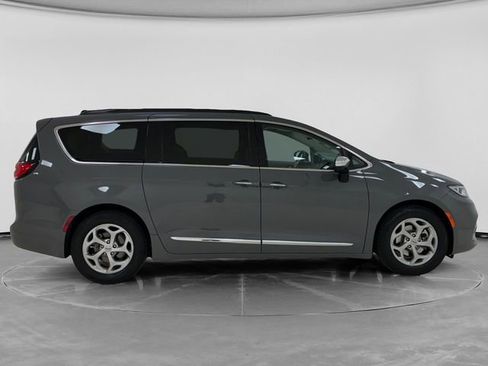 Used 2023 Chrysler Pacifica Limited FWD image 2