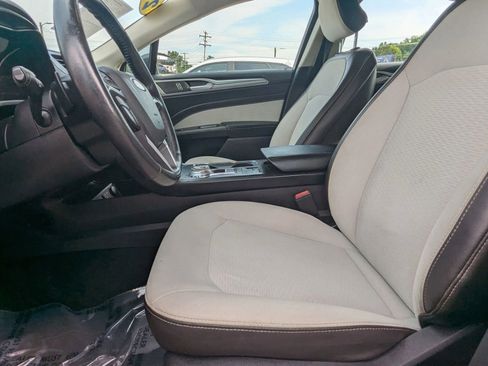 Used 2019 Ford Fusion SE w/ Equipment Group 151A FWD image 9