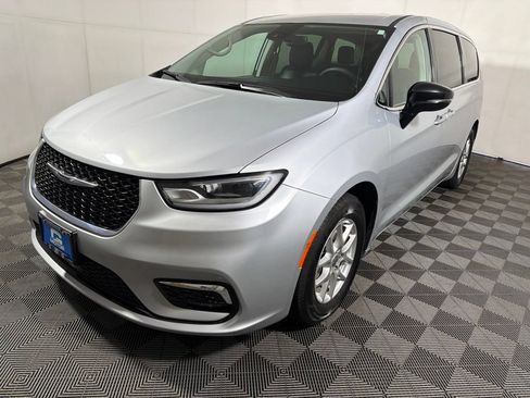 Used 2024 Chrysler Pacifica Touring-L FWD image 4