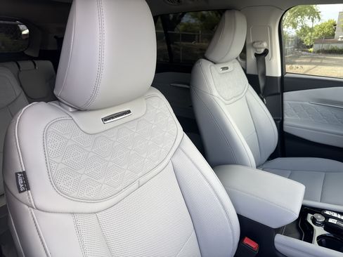 Used 2026 Ford Explorer Platinum w/ LUX Leather Package AWD/4WD image 21