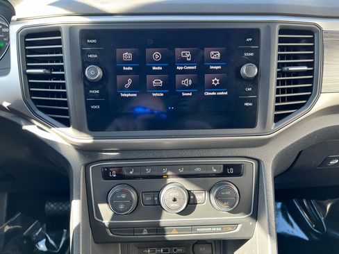 Used 2020 Volkswagen Atlas Cross Sport SE w/ Panoramic Sunroof Package image 19