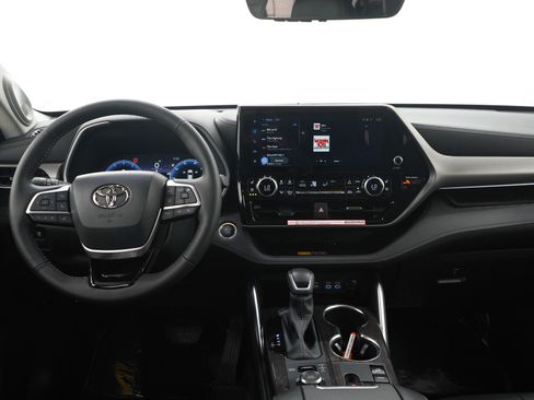 Used 2025 Toyota Highlander Limited AWD/4WD image 17