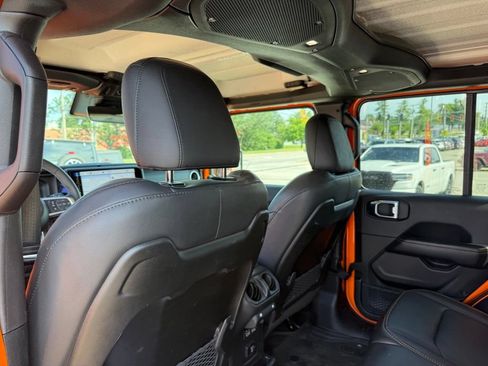 Used 2025 Jeep Wrangler Unlimited Sahara AWD/4WD image 23