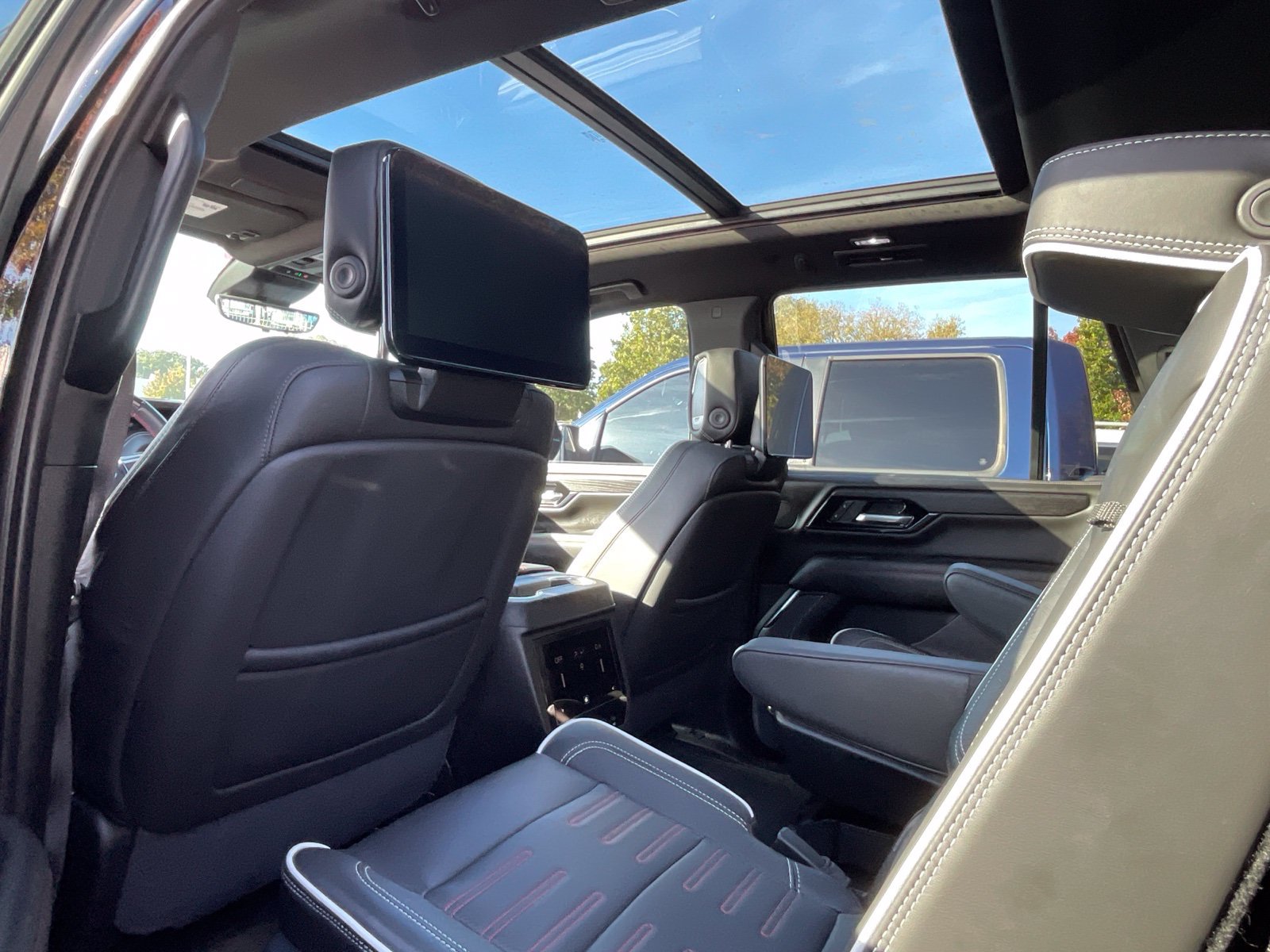 Used 2025 GMC Yukon AT4 Ultimate AWD/4WD image 4