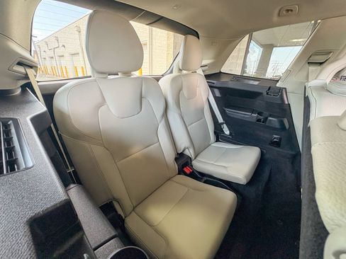 Used 2025 Volvo XC90 B5 Core AWD/4WD image 30