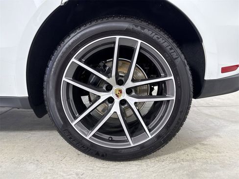 Certified 2025 Porsche Macan image 14