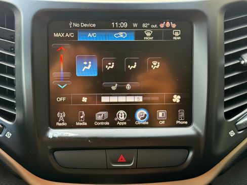 Used 2016 Jeep Cherokee Latitude w/ Cold Weather Group AWD/4WD image 27