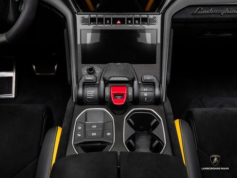 Used 2024 Lamborghini Urus Performante image 35