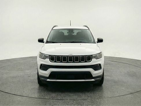 Used 2025 Jeep Compass Latitude AWD/4WD image 2