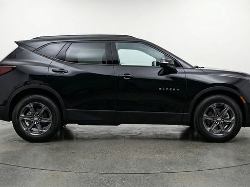 Used 2025 Chevrolet Blazer LT FWD image 11