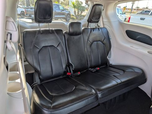 Used 2024 Chrysler Pacifica Touring-L FWD image 6